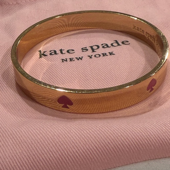 Kate Spade – Gold bracelet with pink accents “Spot the Spade” - Picture 2 of 3